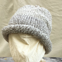 Load image into Gallery viewer, rolled toque, beanie hat, wool yarn, mixt gray &amp; natural

